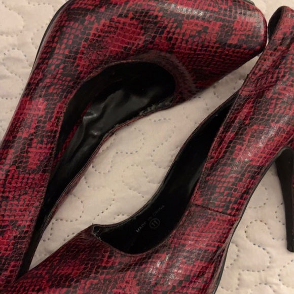 Size 11 shoes - Picture 2 of 9